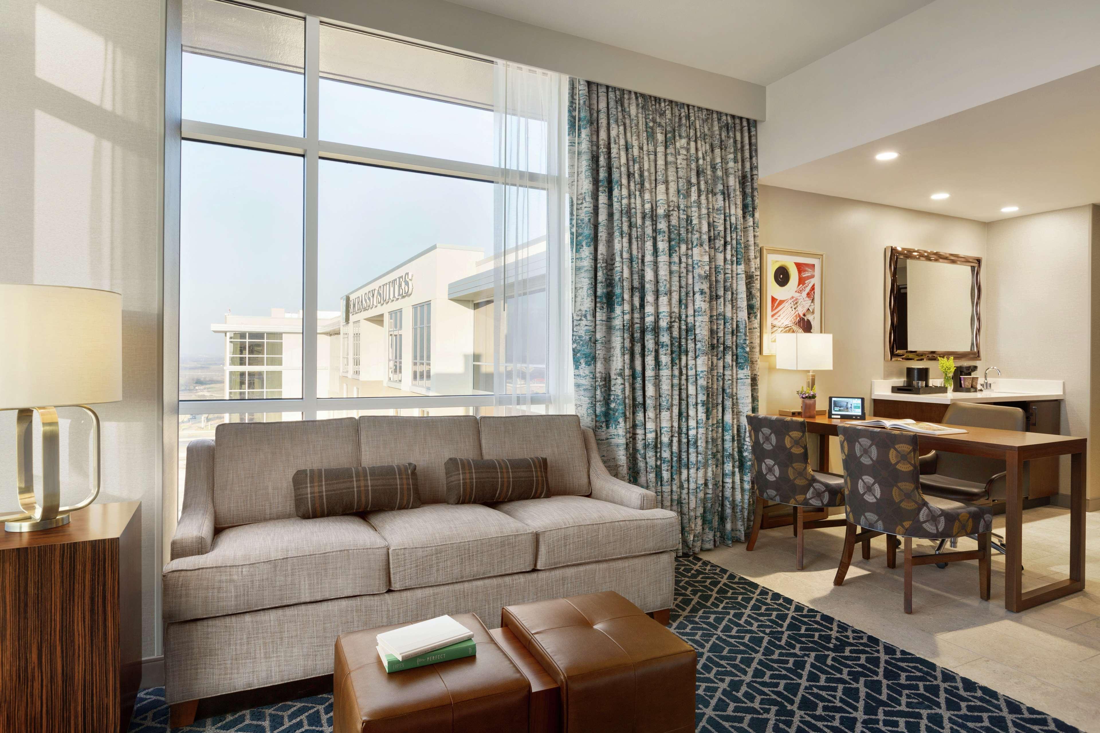 Embassy Suites By Hilton Denton Convention Center Zewnętrze zdjęcie