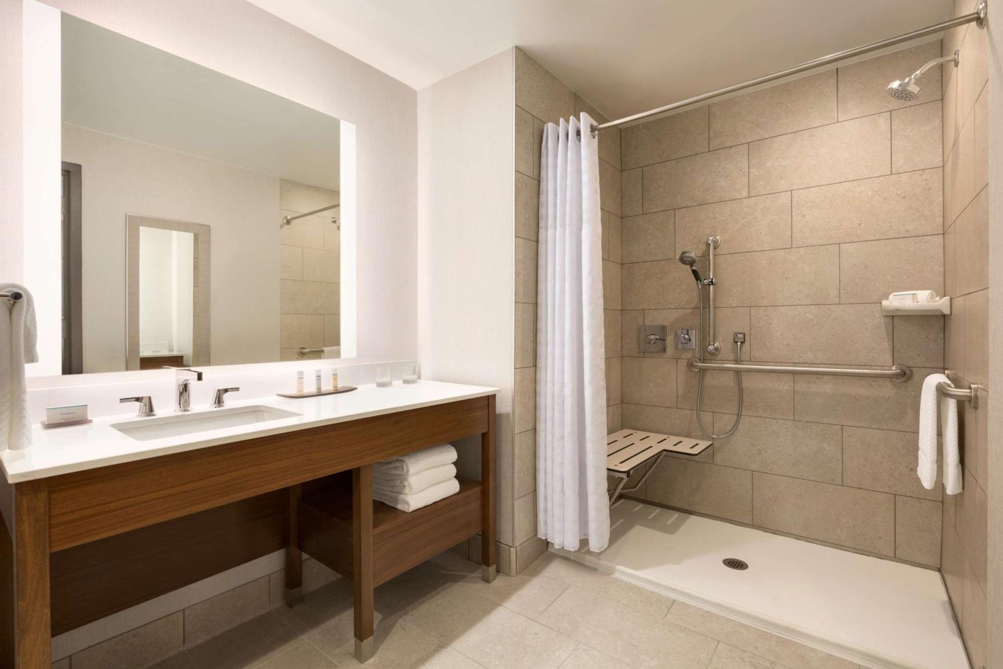 Embassy Suites By Hilton Denton Convention Center Zewnętrze zdjęcie